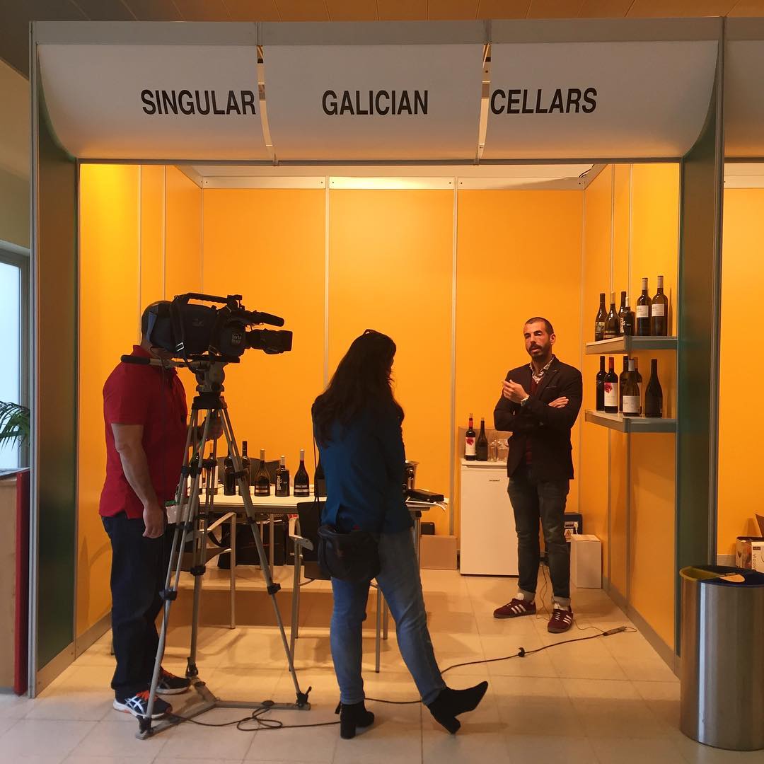 Dear Chisco from Singular Galician Cellars invited us to Vinos Terrae. Chisco supplies us with @adegaeidos #vinoyco #winehunters #galicia #vinisterrae #winefair