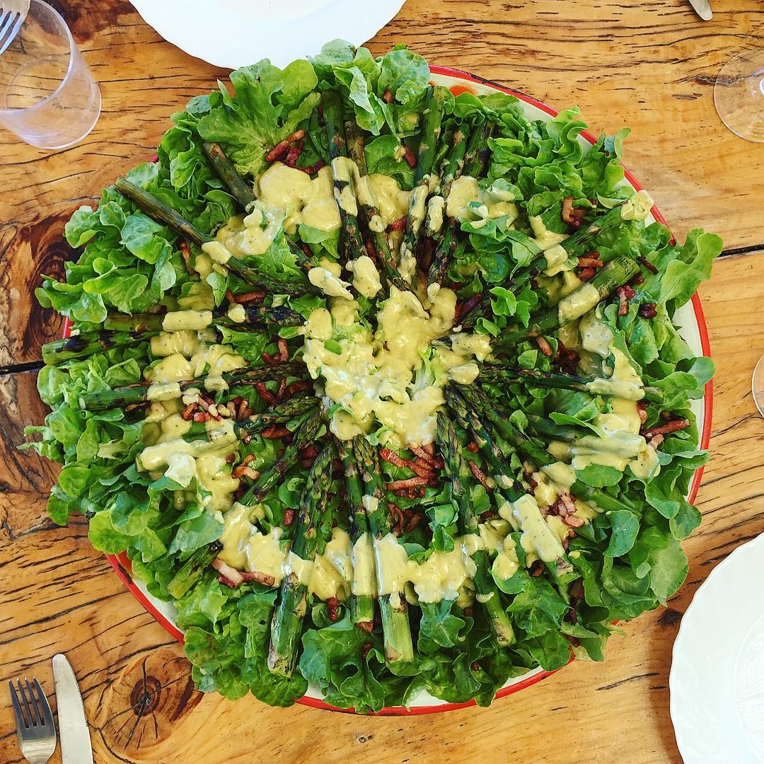 Summer is nearly here and this beauty of a family salad was paired with a delicious glass of Loimer Gruner Veltliner Kamptal from Austria. @vinoycoibiza #ibiza #summerwine #austrianwine #vinoyco #grunerveltliner #loimer