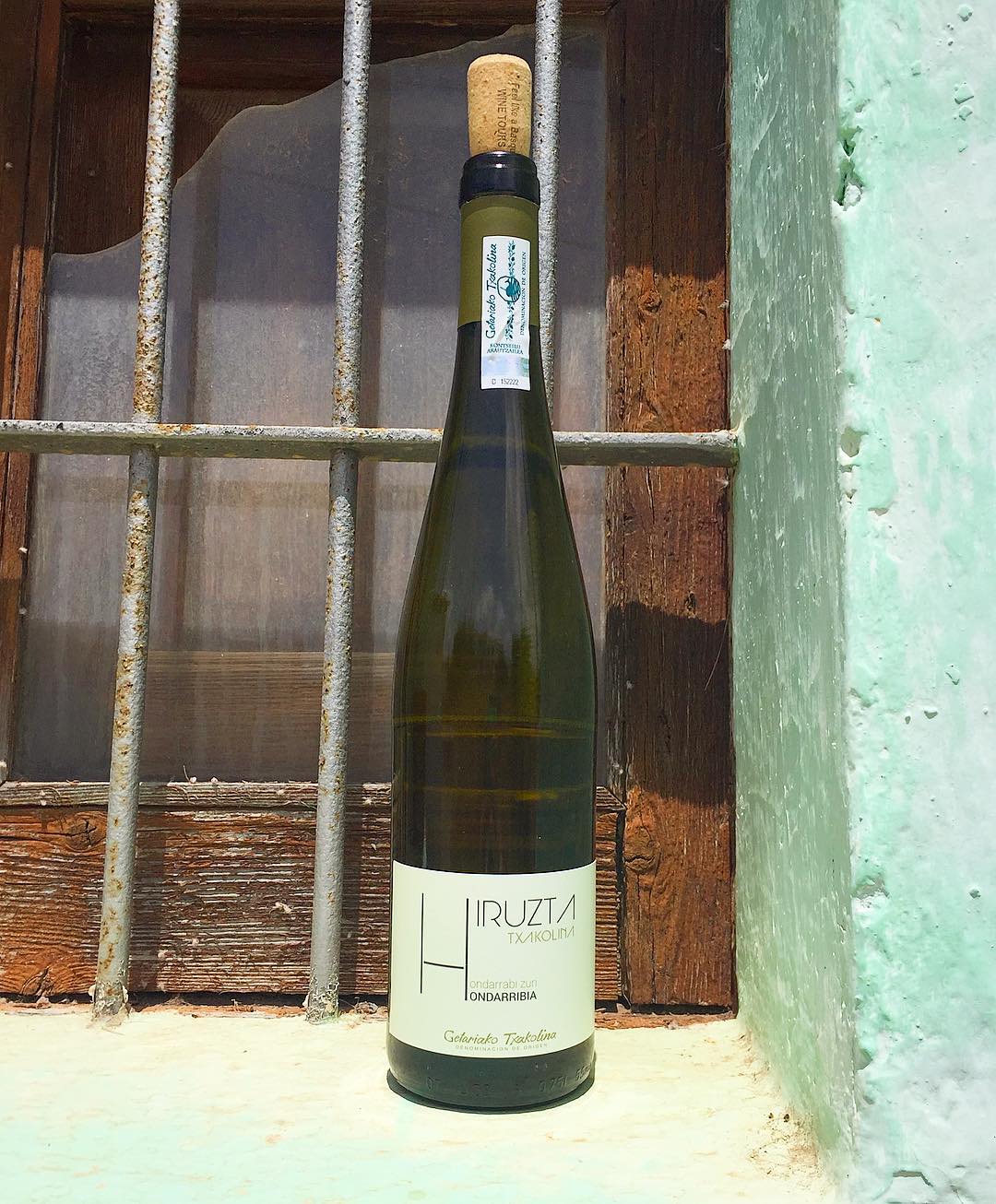 A new day, a new wine. Today we refresh with Hiruzta Txakolina. A combination of classicism and modernity. Balanced, fresh, with a well integrated acidity. When poured from a bit of height, as is typical for serving txakoli, the presence of tiny carbonation bubbles is revealed (aguja). @vinoycoibiza @hiruztabodega #vinoyco #ibiza2017 #wineshop #ibizawineshop #winelovers #txakoli #hotsummerdays #summerwine