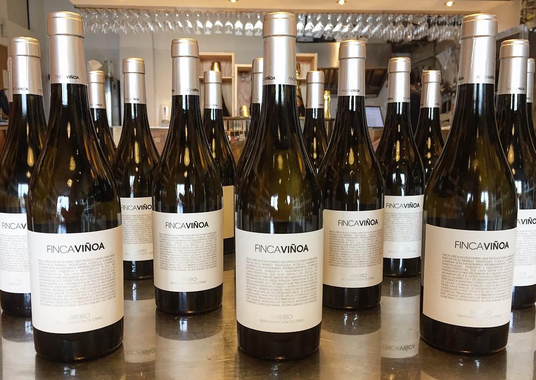 Meet our #wineoftheweek Finca Vinhoa from DO Ribeiro. All week long you’ll be able to taste this beauty at the shop. Nothing like wine shopping with a glass in your hand. @vinoycoibiza #vinoyco #ibiza #wineshop #winelovers #ribeiro #winetasting #spanishwine #ibiza2017 @fincavinoa