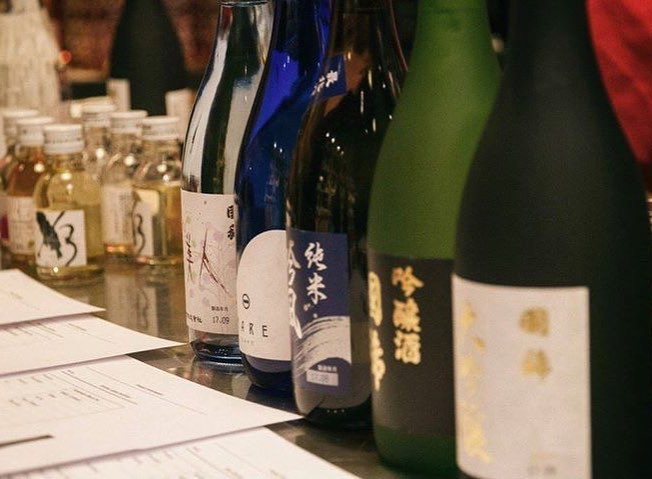 This week we had the pleasure to host a sake tasting for Kunimare (Hokkaido), Daimon (Osaka), Kinmon (Akita) and Takasago (Hokkaido). So much variety, so much quality and still so difficult to pick your favourite! @vinoycoibiza #vinoyco #sake #saketasting #sakelovers #sakesommelier #ibiza #ibiza2017 #ibizawinter #japan #kampai