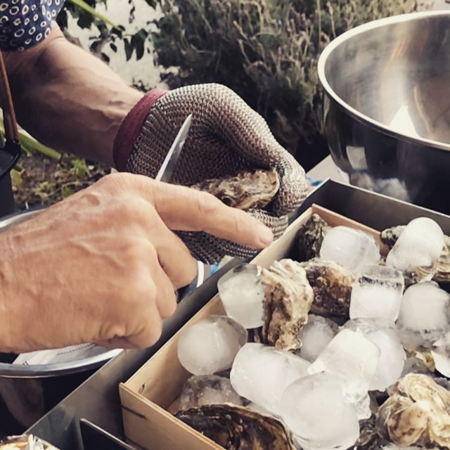 Our Oyster Bar is open weekdays from 7pm – Come and enjoy oysters by Don Ostra on our terrace, with a glass of Chablis or Champagne of course!