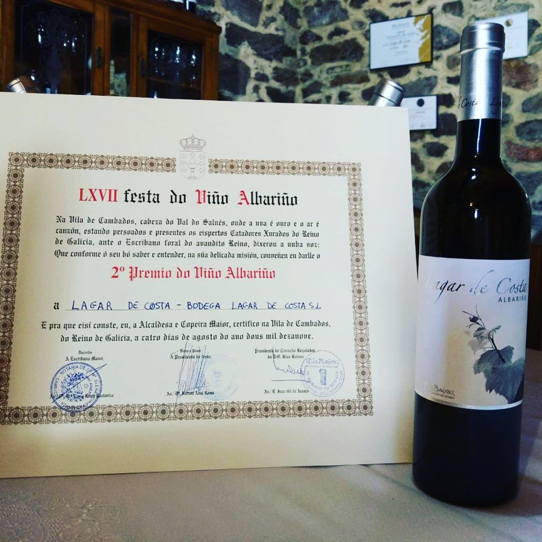 Lagar de Costa #albariño has won the 2nd place at the Fiesta del Albariño, Galicia’s most important Albariño competition. We are happy to have them already for maaaany years in our selection! Buy it at the shop or on www.vinoyco.com 💛 @vinoycoibiza @lagar_de_costa #lagardecosta #smallwinery #galicia #riasbaixas #spanishwine #ibiza #ibizawineshop #ibizawine #winelovers #vinoyco